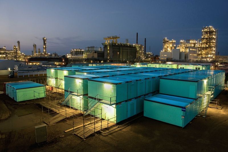 Ob komfortable Wohnquartiere, komplexe Büroeinheiten oder großflächige Klassenzimmer: Die Amtra Mobilraum GmbH liefert Mietcontainer für Industrie, Gewerbe und Kommunen. Jeder noch so spezielle Kundenwunsch ist realisierbar.  (Amtra)