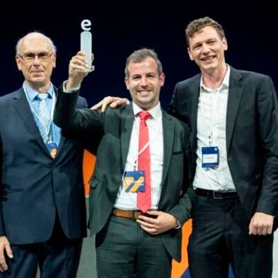 Dr. Gunther Kegel (ZVEI), Dorothee Bär (Bundesministerin für Forschung, Technologie und Raumfahrt), Dr. Helmut Kreiser (GSI Helmholtzzentrum), Philipp Müller (Rittal), Dr. Thomas Weber (etalytics) und Daniel Hager (ZVEI). (Bild: Marc Urban)