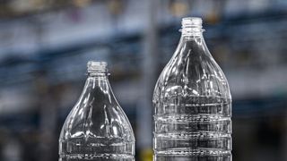 Die Inno-PET Blomax produziert am Coca-Cola-Standort Knetzgau bis zu 20.000 Behälter pro Stunde für das 2,0-Liter-Format und bis zu 30.000 Behälter pro Stunde für das 1,5-Liter-Format. (Bild: Frank Reinhold)
