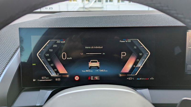 Die eckigen Skalen für Tempo und Motorpower verwendet BMW unbeirrt in jedem Modell – und eine andere Ansicht lässt sich auch nicht einblenden. Schön ist anders, und besonders leicht erfassbar sind die Anzeigen auch nicht. (Bild: Rosenow – VCG)