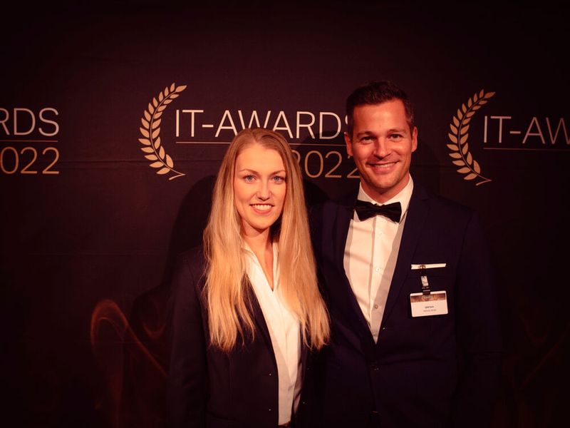 Laura und Mathias Strobl stehen für QlikTech vor der Fotowand. (Bild: krassevideos.de / VIT)
