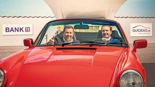 Jörn Everhard (li.), Bank 11, und Günter Kaufmann, Auktion & Markt, freuen sich, dass ihre Lösung für eine rasche Einkaufsfinanzierung im Handel ankommt. (Bild: Bank 11)