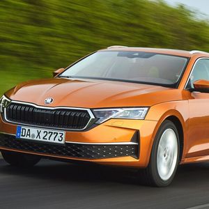 Äußerlich zeigen sich die Folgen des aktuellen Octavia-Facelifts vor allem an den neuen Scheinwerfern: Sie leuchten nun mit LED-Technik die Straße aus, auf Wunsch sogar mit Matrix-Technik.(Bild:  Skoda)