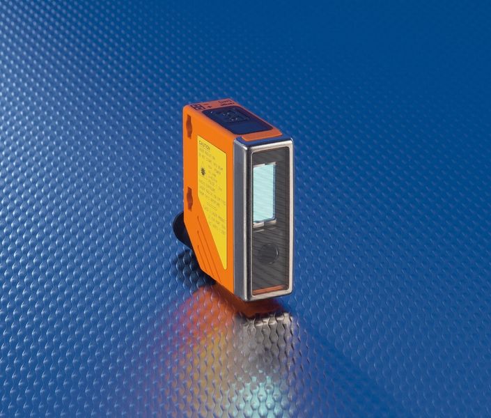 Mit zwei Tasten lässt sich der PMD-Sensor O5D einstellen – das integrierte Display zeigt den aktuellen Schaltabstand. (Bild: ifm electronic)