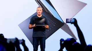 Jeff Clarke, Vizepräsident und COO bei Dell Technologies, präsentiert auf der CES 2026 neue Produkte. (Bild: Dell)