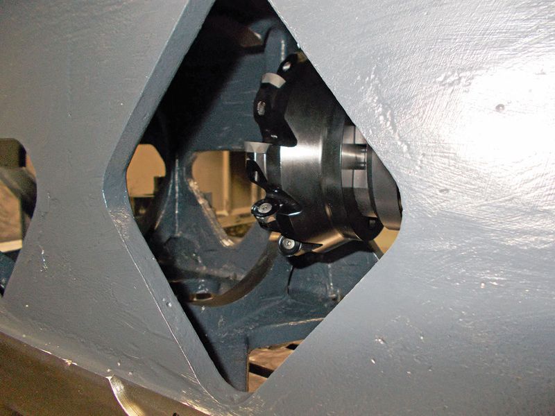 Der Rundplatten-Fräser F2334 vor der zu bearbeitenden Öffnung im Inneren des Z-Schlittens. (Bild: Licon MT)