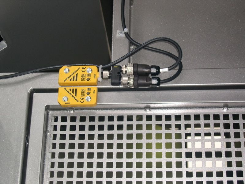 3 In Reihe geschaltet  Aufgrund des Y-Verteilers ist es möglich, mehrere Geräte an der Maschine in Reihe zu schalten und somit den Verdrahtungsaufwand zu verringern und die Montagezeiten zu verkürzen. (Archiv: Vogel Business Media)