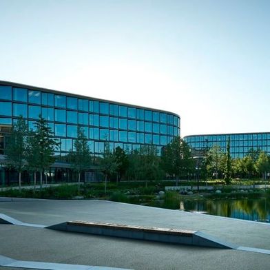 Der neue Schwarz Digits Campus in Bad Friedrichshall ist offziell eröffnet. Bis zu 5.500 Mitarbeiter finden hier Platz, um die Entwicklung digitaler Technologien aus und für Europa voranzutreiben. (Bild: Schwarz Digits)