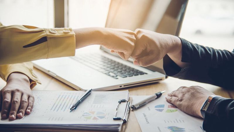 Vom Erfolg des Unternehmens können auch die Mitarbeiter profitieren. Es gbit verschiedene Möglichkeiten, sie zu beteiligen.(Bild:  © photobyphotoboy – adobe.stock.com)