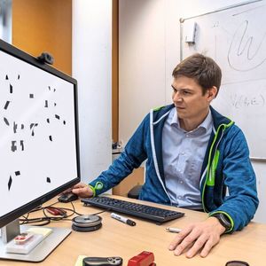 Thomas Pock, Informatiker am Institut für Maschinelles Sehen und Darstellen der TU Graz, entwickelte neue Bildverarbeitungsalgorithmen zur Korrektur von Unschärfen, defekten Pixeln oder anderen technischen Bildfehlern. 