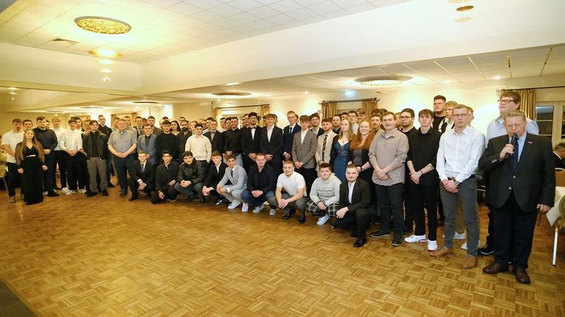 Im Gasthaus „Alte Schmiede“ bei Aurich feierten rund 500 Gäste die Freisprechung von 95 Nachwuchskräften des Kfz-Handwerks. Obermeister Lothar Freese entließ die jungen Gesellinnen und Gesellen traditionell in den Berufsalltag und gab ihnen mit auf den Weg: „Mich faszinieren Autos bis heute!“ Das Kfz habe sich stets neu erfunden, sagte Freese, und betonte die Bedeutung lebenslanger Weiterbildung. (Bild: Holger Zietz - VCG)