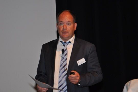 Rechtsanwalt Sven Köhnen informierte über die Möglichkeiten, die gekündigten Händlern offen stehen. (Foto: Wehner)