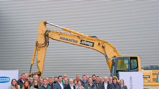 Die Beteiligten am Bau vor dem neuen Hochregallagers von Schmalz in Glatten. (J. Schmalz)