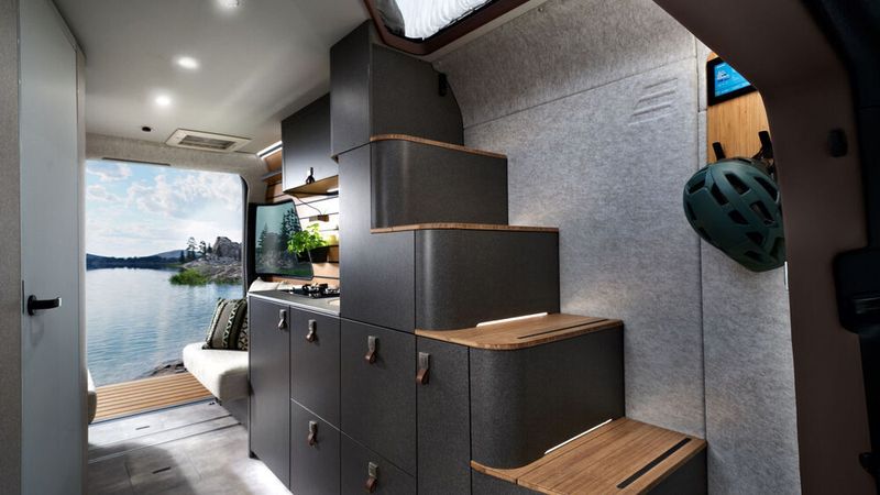 Eine seitliche Komforttreppe mit beleuchteten Stufen ermöglicht einen bequemen Weg nach oben. (Bild: Hymer)