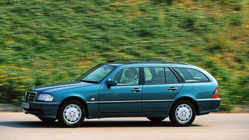 Ein deutlich gesteigerter Komfort und das bessere Platzangebot bei nur wenig veränderten Außenmaßen unterschieden den W 202 vom Vorgänger. Das stieß bei den Kunden auf große Gegenliebe. Außerdem gab es die C-Klasse auch als Kombi (T-Modell). Das Ladevolumen beträgt  465 Liter bzw. 1.510 Liter.  Bis Januar 2001 liefen von dieser Variante 221.247 Exemplare vom Band. (Bild: Mercedes-Benz)