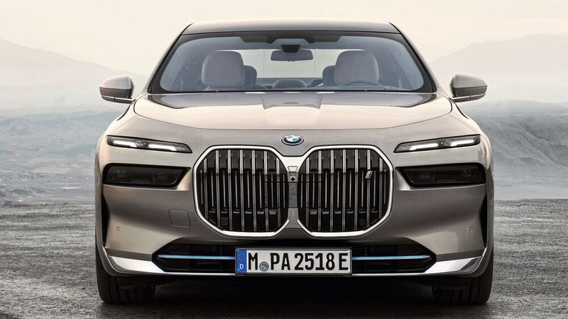 Der riesige Grill des neuen 7ers wird von schlitzartigen Leuchteinheiten flankiert.(Bild:  BMW)