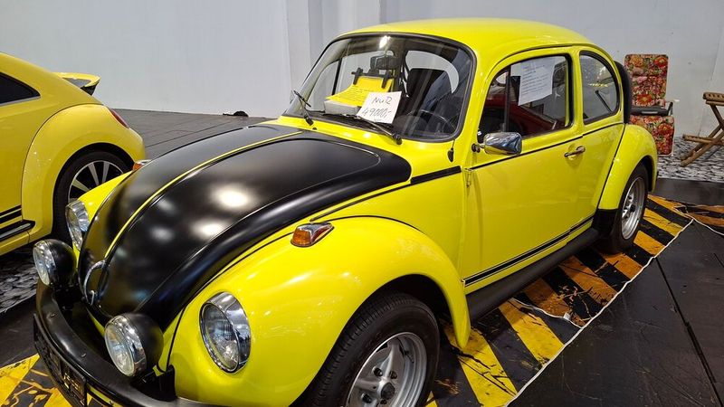 Ein Sondermodell vom Typ Gelb-Schwarzer-Renner ist unter Käfer-Fans ein ziemlich gesuchter Wagen. Doch auch wenn dieser größtenteil im Originalzustand war, waren die „nur“ 49.000 geforderten Euro doch ein bisschen zu viel des Guten. (Bild: Dominsky – VCG)