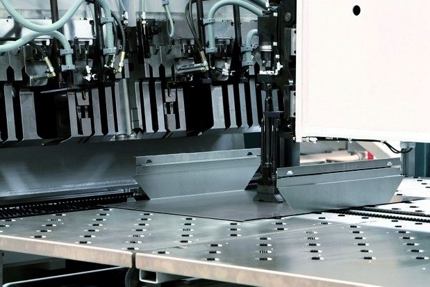 Auch komplexe Biegeteile können automatisch und in Losgröße 1 auf den Salvagnini-Biegezentren gefertigt werden: mit Zykluszeiten, die nur 1/5 bis 1/10 der Zeiten von Abkantpressen betragen. (Archiv: Vogel Business Media)