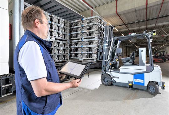 Bei BMW in Landshut nutzt man jetzt mit Unterstützung der TU München die 5G-Technik, um die Fabrik smart zu vernetzen. Dabei spielen auch autonom fahrende Stapler eine wichtige Rolle seitens der Logistik im Werk. Hier erfahren Sie, was damit alles geht.(Bild:  BMW / H. Zdera)