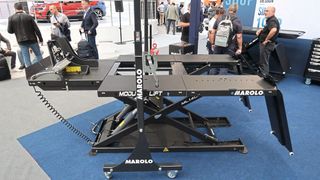 Motorrad-Hubtisch des französischen Werkstattausrüsters Marolo mit seitlichen Auszügen für dreirädrige Lastenräder. Gesehen auf der Automechanika 2024. (Bild: Diehl – VCG)