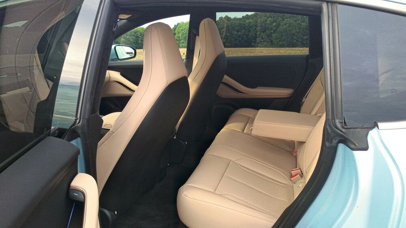 Ordentlich Platz in der zweiten Reihe. Nur nach oben wird es wegen der coupehaften Dachlinie für Menschen über 1,85 Meter eng. (Bild: Thomas Günnel/Automobil Industrie)