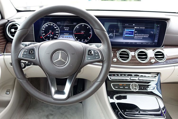 Komplett neu sind die Bedientasten in den Lenkradspeichen. Über das linke Touchpad können fahrzeugrelevante Funktionen angesteuert werden, das rechte ist für das Infotainment zuständig.  (Sven Prawitz)