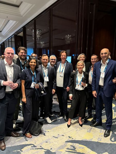 Das Team von Microsoft ready für die Eröffnung, mit Matthias Scharer (Mitte) (Bild: Vogel IT-Medien)