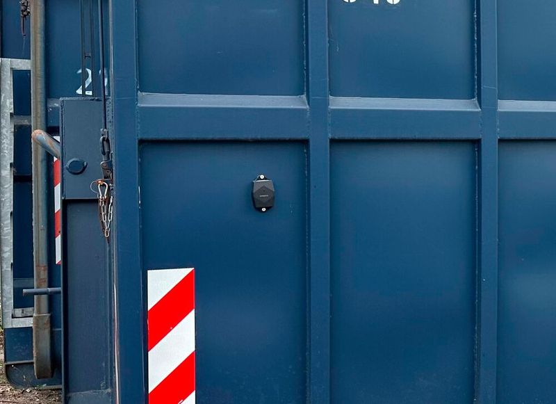 Hier ein näherer Blick auf einen der Sensolus-Tracker mit IoT-Funktion, die bei Alba Niedersachsen-Anhalt nun den Standort eines jeden damit ausgerüsteten Containers übermitteln können. Die Systeme können auch den Füllstand von Glascontainern erkennen. (Bild: Sensolus)
