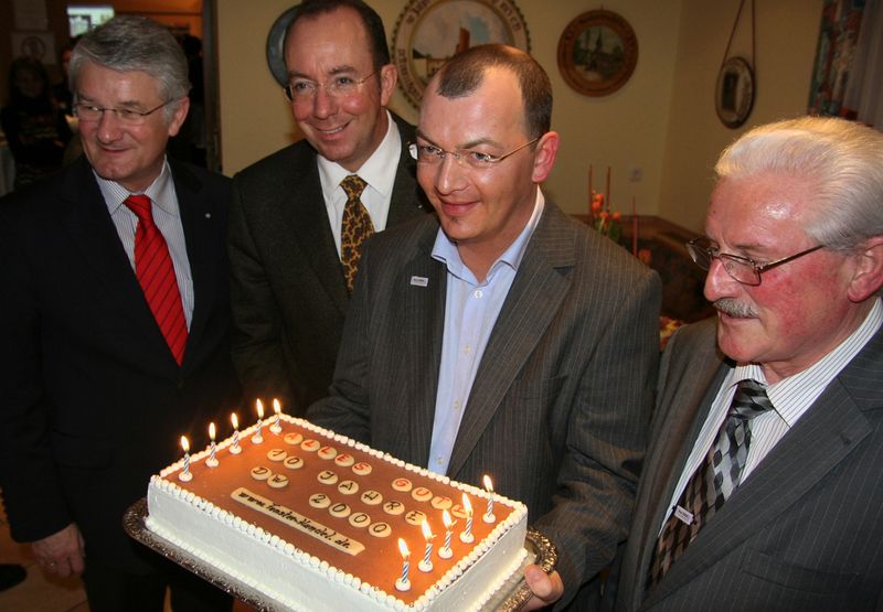 (v.l.n.r.) Landrat Theo Zellner, IHK-Präsident Peter Esser, Firmengründer Werner Dandl und der erste Bürgermeister von Willmering, Michael Dankerl, kamen zum Gratulieren. (Archiv: Vogel Business Media)