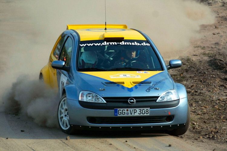 Auch als Rennfahrzeug macht die dritte Generation eine gute Figur: 2003 nehmen zwei Corsa 1600 an der Rallye Monte Carlo teil. (Opel)