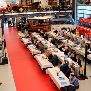 Der Karosseriebau von einst und heute umrahmte die Delegierten der Innungen Süd- und Niederbayern bei ihrer Versammlung.(Bild:  Klasing)