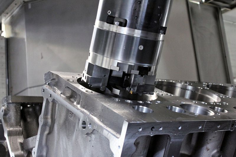 Bild 1: Bearbeitung eines Kurbelgehäuses für einen Schiffsdieselmotor mit einer speziellen Bohrstange von Komet auf einem Portalbearbeitungszentrum. So gelingt die Schwerzerspanung und die hochpräzise Schlichtarbeit mit einem Werkzeugsystem. (Bild: Komet)