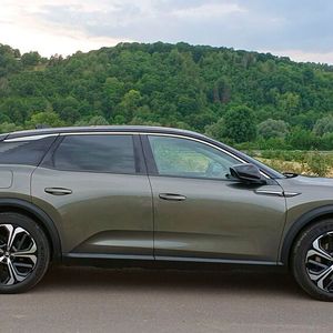 2. Das Fahrzeugkonzept: Mit knapp über 4,80 Metern Länge gehört der C5 X zur Mittelklasse und konkurriert beispielsweise mit dem VW Passat oder dem Opel Insignia. Als Basis nutzt er die Plattform EMP-2, auf der zahlreiche Stellantis-Modelle vom Kompaktwagen bis zum Kleintransporter aufbauen. Die Höhe des SUV-Limousinen-Zwitters beträgt übrigens ...(Bild:  Mauritz – VCG)