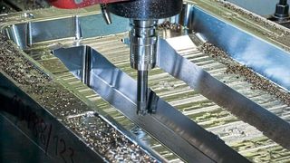 Hier ist der GF1 beim Abzeilen der Schrägen. (MMC Hitachi Tool)