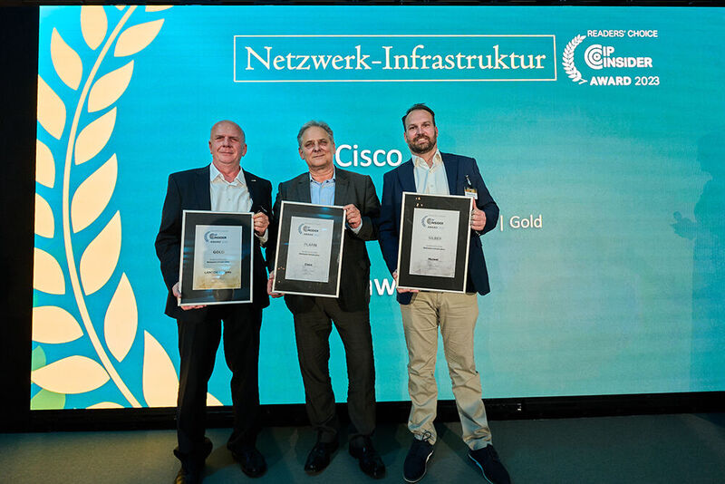 In der Kategorie „Netzwerk-Infrastruktur“ nehmen (von links) Eckhart Traber, Frank Slawitzki und Alexander Hartmann die Preise für LANCOM Systems (Gold), Cisco (Platin) und Huawei (Silber) in Empfang. (Bild: krassevideos.de / VIT)