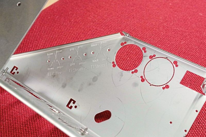 Stanzen, laserschneiden, biegen, Gewinde bohren, markieren, beschriften: Die Spezialisten in Ennenda bearbeiten auch komplexe Blechteile komplett, beispielsweise für Gerätegehäuse in der Elektrotechnik und Elektronik. (Bild: SMM Konrad Mücke)