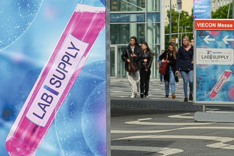 Seit 2019 in Österreich, und am 12. Mai 2026 bereits zum siebten Mal in Wien: die LAB-SUPPLY. Wir blicken in dieser Bildergalerie zurück auf den Labortechnik-Tag im VIECON – Vienna Congress & Convention Center. Viel Spaß beim Durchklicken.    Mehr Infos zu den kommenden LAB-SUPPLY-Messen finden Sie auf www.lab-supply.info (Bild: Stefan Stark)
