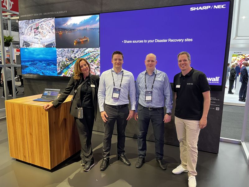 Claudia Kölling (v. l., Sharp NEC), mit Steffen Heldner und Alexander Lotozki (Logando), und Markus Eisemann (Sharp NEC) präferieren unlimited scalability. (IT-BUSINESS)