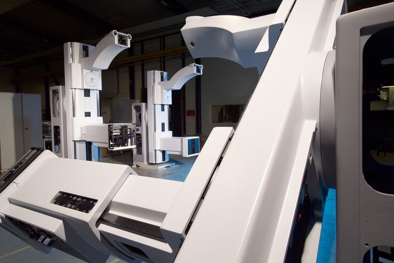 Kraftaufnahme und Präzision: Für eine hochgenaue, zuverlässige Positionierung in der medizinischen Diagnostik muss die Drehverbindung, mit welcher der „gewichtige“ massive C-Arm am System gelagert wird, spezifische Anforderungen punktgenau erfüllen. (Bild: Rodriguez)