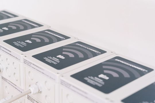 In Expresso Connect können Ladebrücken, Tore, Warenträger, Flurförderzeuge und andere intralogistische Systeme über kompakte Erfassungsmodule angebunden werden, die alle technisch relevanten Betriebsdaten über den 4G LTE-Standard an einen Zentralserver übermitteln.(Bild:  Expresso)