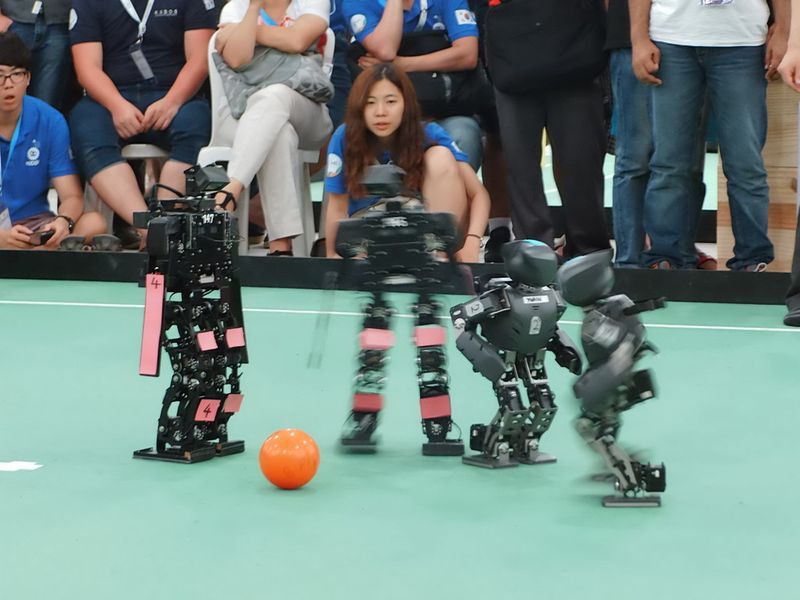 Nach der Weltmeisterschaft ist vor der Weltmeisterschaft! Während die Fußball-Weltmeister schon ihren verdienten Urlaub genießen, mussten die deutschen Roboter-Weltmeister noch in Brasilien schwitzen. Doch alle Anstrengungen haben sich gelohnt, Deutschland ist zum zweiten Mal Weltmeister in 2014. Das Team der TU Darmstadt gewann die RoboCup-Weltmeisterschaft in Brasilien mit dem Rettungsroboter Hektor. (RoboCup 2014)