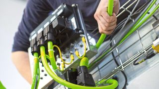 Mit ihrer integrierten Antriebselektronik lassen sich die Servomodule Lexium 62 ILM flexibel verkabeln. (Bild: Schneider Electric)