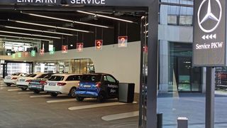 Die Serviceannahme findet in der überdachten Service-Lane statt. Hier stehen elf Parkplätze zur Verfügung. (Bild: Rosenow/»kfz-betrieb«)