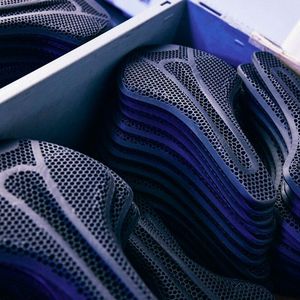 Die per 3D-Druck und smarten Systemen gefertigten, individualisierten Fahrradsättel haben die Qualistässicherung erolgreich durchlaufen und sind fertig zum Versand. Übrigens steht diese Fahrradsatteloptimierung nicht nur für Profiradler parat, wie Fizik betont.(Bild:  Fizik)