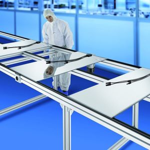 Bild 2: Das Rexroth-Transfersystem TS-solar befördert sicher und sauber die hochempfindlichen Photovoltaikmodule.