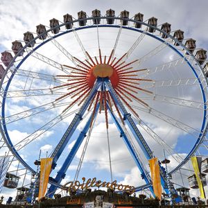 Moderne Technik für das Oktoberfest-Riesenrad: Die Fahrt der 40 Gondeln mit bis zu 400 Personen wird mit der SIMATIC S7 von Siemens gesteuert.(Bild:  www.siemens.com/press)