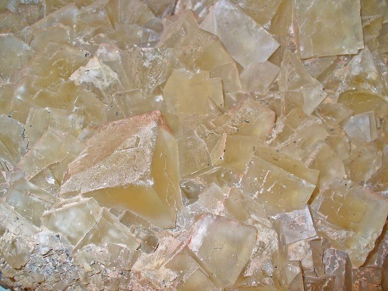 Fluorit: Risikoklasse: mittel. Einsatzfelder: Stahl ein Gusseisenerzeugung, Schweißelektroden, chemische Industrie und bei der Herstellung von Fritten, Emaillen, Glasuren und für optische Anwendungen. Preisentwicklung: mittel. Preis in den letzten Jahren gestiegen. Anfang 2011 liegt er bei 385 US-Dollar pro Tonne. Substitutionsmöglichkeiten: Fluorit kann in seiner Verwendung als Hüttenspat bedingt ersetzt werden. Zukunftsrelevanz: Breiter Einsatz, selten kritisch für Hochtechnologie. Politische Risiken: Über die Hälfte der Weltproduktion kommt aus China. (Bild: H. Zell unter CC-BY-SA 3.0 Lizenz, wikicommons)