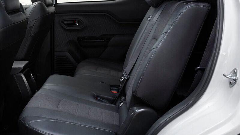 Die Rückbank ist verschiebbar. Die Sitze sind im Verhältnis 40:20:40 umklappbar, zudem können die Lehnen auch in der Neigung verstellt werden. (Bild: Toyota)