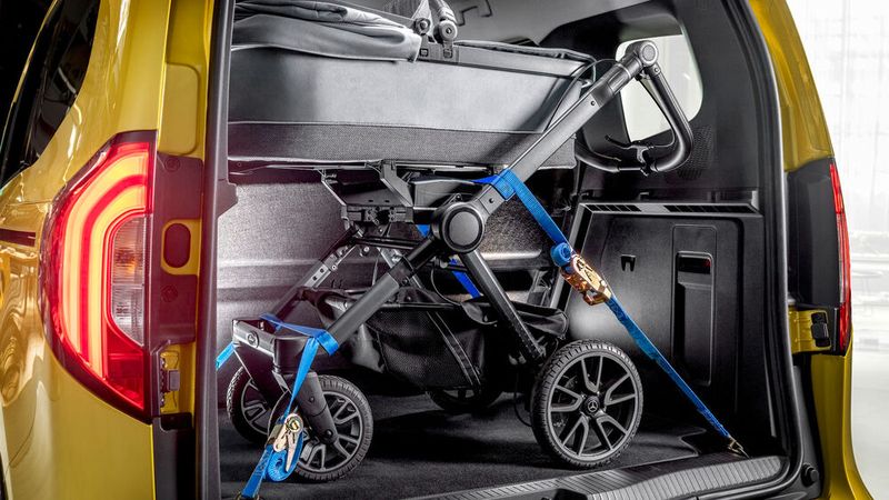 In den Kofferraum passt ein Kinderwagen aufrecht hinein. (Bild: Mercedes)