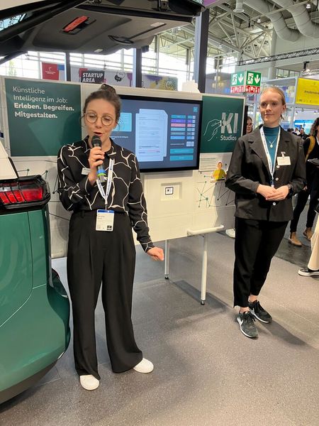 Wie können KMUs KI in ihre Arbeitswelt integrieren? Die Antwort hat das Fraunhofer IAO mit ihrem KI-Mobil. Sie fahren direkt zu den Unternehmen, um sie für das KI-Thema zu sensibilisieren. Zum Beispiel, unterstützt die KI-gestützte Hilfe beim Einkauf, indem sie Angebote vergleicht. (Bild: Juliana Pfeiffer/VCG)